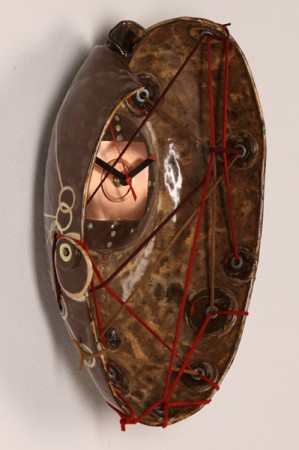 22 Vesmír - hodiny, 2008,  engobovaná a glazovaná keramika, kov, koža